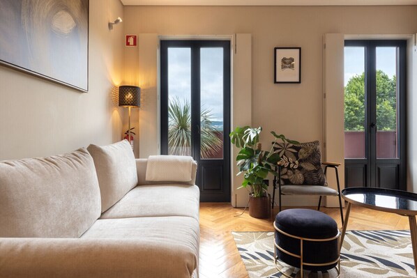 TV - Elegant Duplex Apt in Downtown by Lisbeyond (Porto)