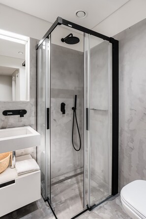 Hair dryer, towels - Elegant Duplex Apt in Downtown by Lisbeyond (Porto)