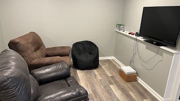 Smart TV, chimenea, videojuegos y libros