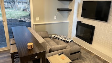 Smart TV, chimenea, videojuegos y libros