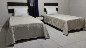 Kamar Double atau Twin Basic | Selimut bulu angsa dan dilengkapi dengan perabotan berbeda-beda