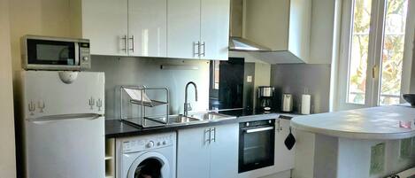 Mikrobølgeovn, ovn, køkkentøj/tallerkener/redskaber, spisebord