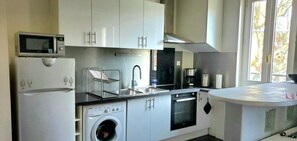 Micro-ondas, fogão, talheres/pratos/utensílios de cozinha