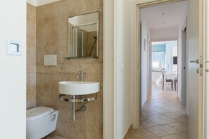 Douche, articles de toilette gratuits, sèche-cheveux, bidet