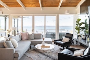 Smart TV, fireplace - Mid-Century Modern Retreat with Incredible Views! (Shoreline)