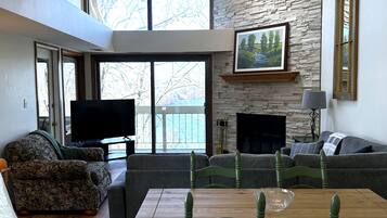 TV connectée, cheminée, table de tennis de table