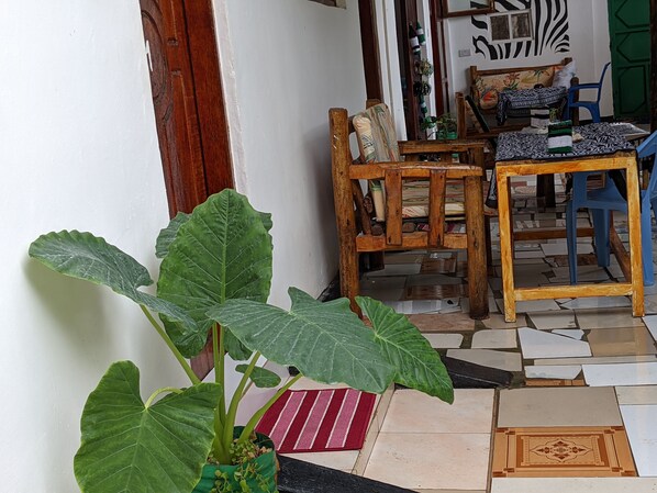 Computer monitors - Zanz 14 Beach Bungalow (Nungwi)