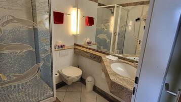 Comfort eenpersoonskamer | Badkamer | Een douche, gratis toiletartikelen, een haardroger, handdoeken
