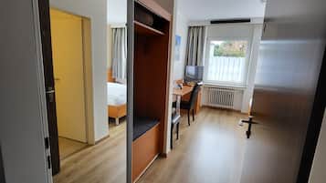 Comfort Room | Living area | 1-cm flat-screen TV with premium channels, TV