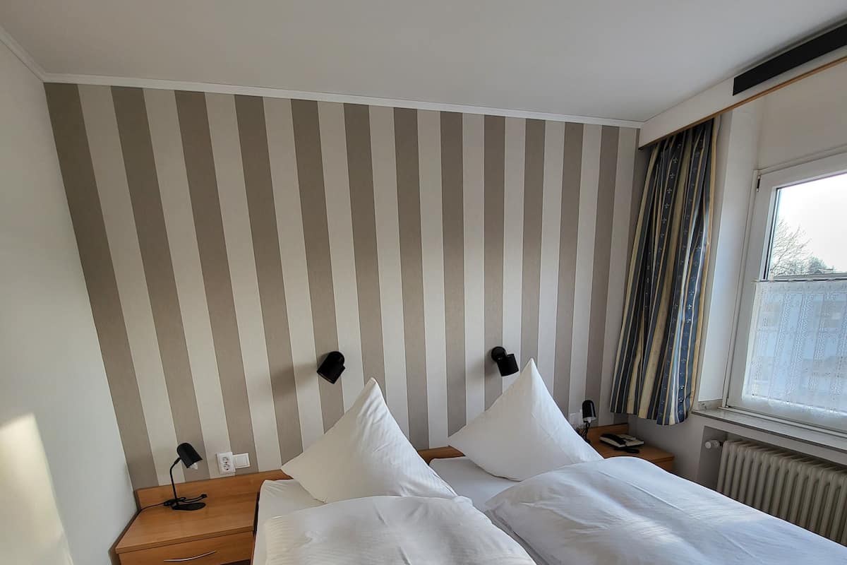 Quarto conforto | Roupas de cama premium, escrivaninha, espaço de trabalho para notebook