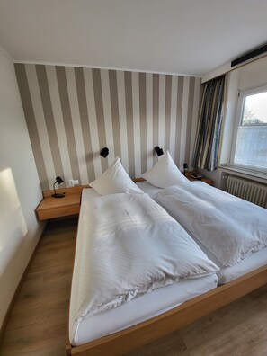 Premium bedding, desk, laptop workspace, free WiFi - Hotel Haus am Rieth (Nettetal)
