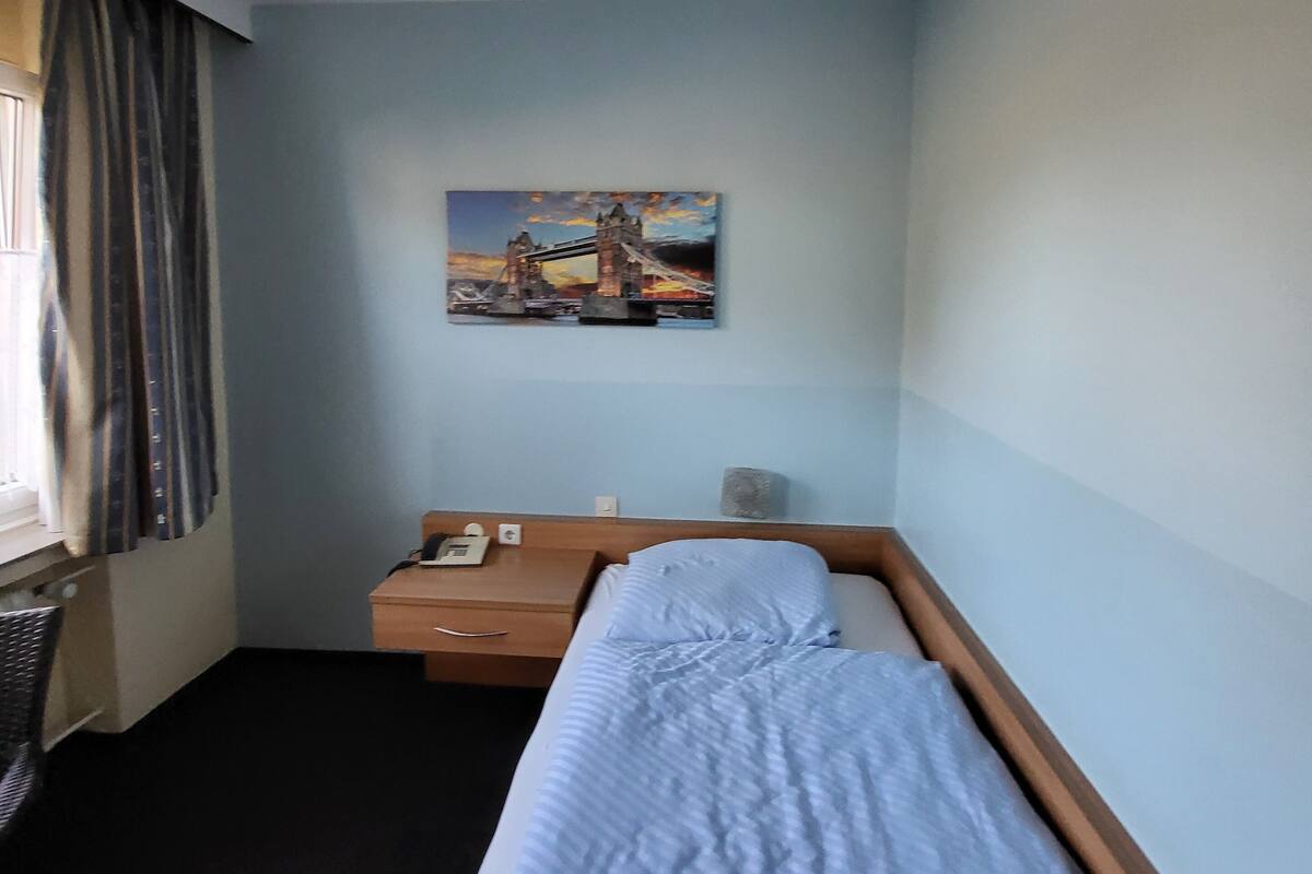Quarto solteiro conforto | Roupas de cama premium, escrivaninha, espaço de trabalho para notebook