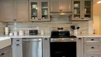 Een koelkast, een microgolfoven, een oven, een kookplaat