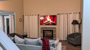 Een smart-tv, een open haard, boeken en een muziekbibliotheek