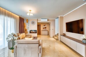 Fernseher, Kamin, DVD-Player