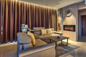 Fernseher, Kamin, DVD-Player