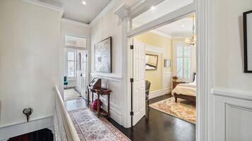 6 bedrooms, desk, iron/ironing board, free WiFi