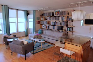 Televisión, chimenea, estéreo y oficina