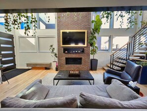 TV connectée, cheminée, jeux vidéo, espaces bureaux