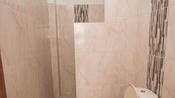 Douche, serviettes fournies, savon, shampoing