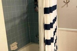 Chuveiro, secador de cabelo, sabonete, shampoo