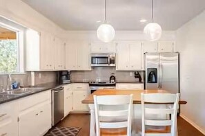 Fridge, microwave, oven, stovetop - Rolling Oaks Retreat on Eufaula Lake, OK (Checotah)