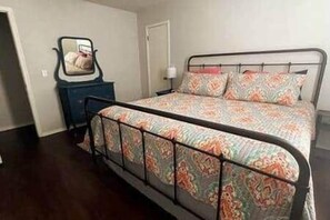 4 makuuhuonetta, silitysrauta/-lauta, vauvan matkasänky, Wi-Fi