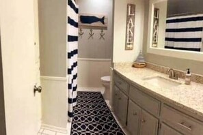 Suihku, hiustenkuivaaja, pyyhkeet, saippua