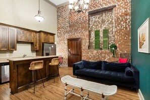 TV - Hidden Gem – Steps to French Quarter Food & Fun (New Orleans)