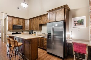 Réfrigérateur, four à micro-ondes, un four, surface de cuisson