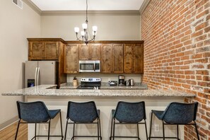 Een koelkast, een magnetron, een oven, een kookplaat