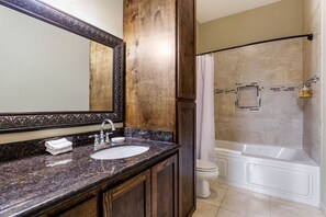 Een haardroger, handdoeken