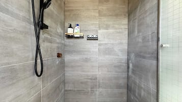 Dusche, Haartrockner, HandtĂŒcher