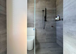 Dusj, hårføner og håndklær