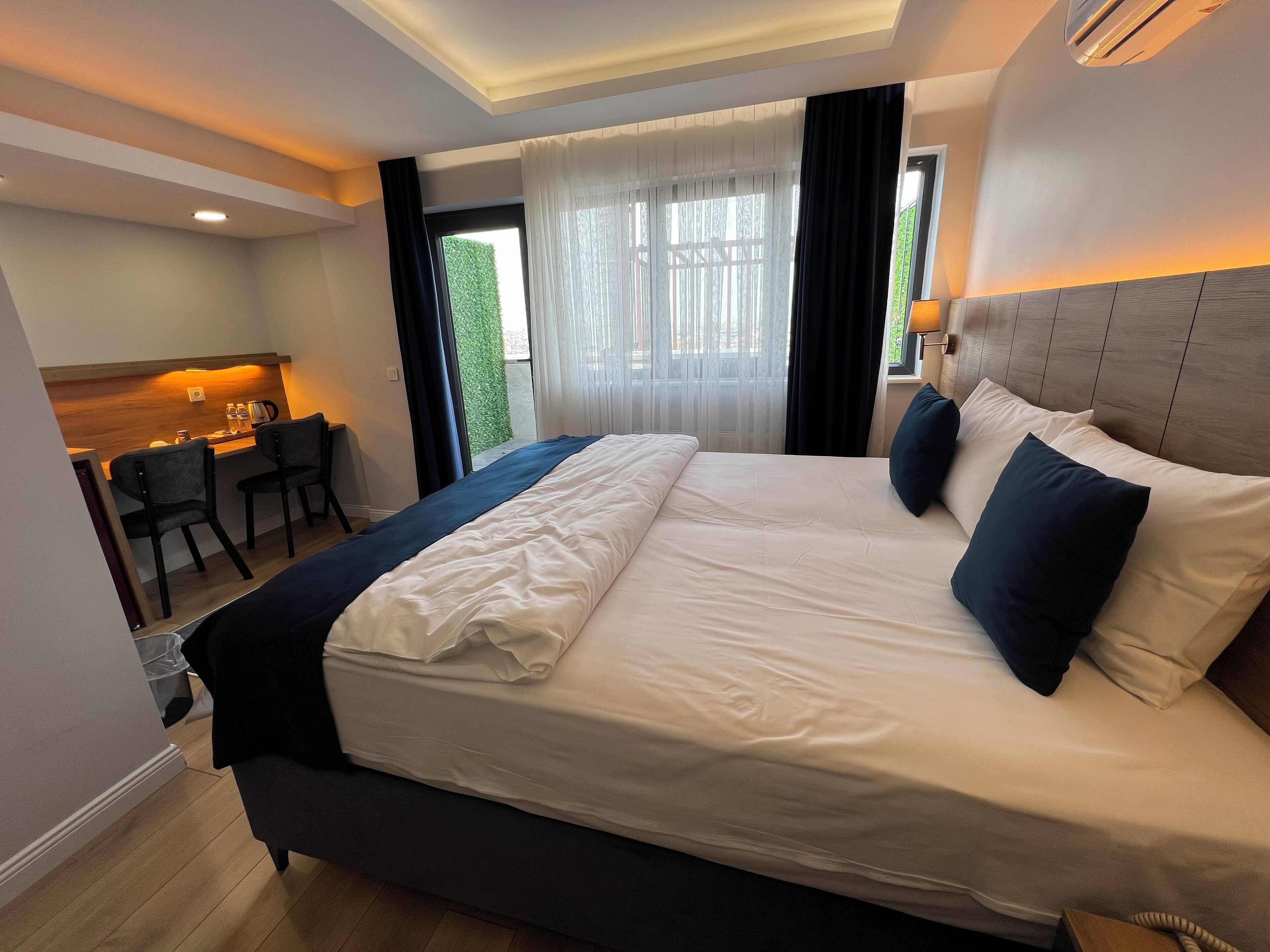 1 Schlafzimmer, hochwertige Bettwaren, Daunenbettdecken, Schreibtisch