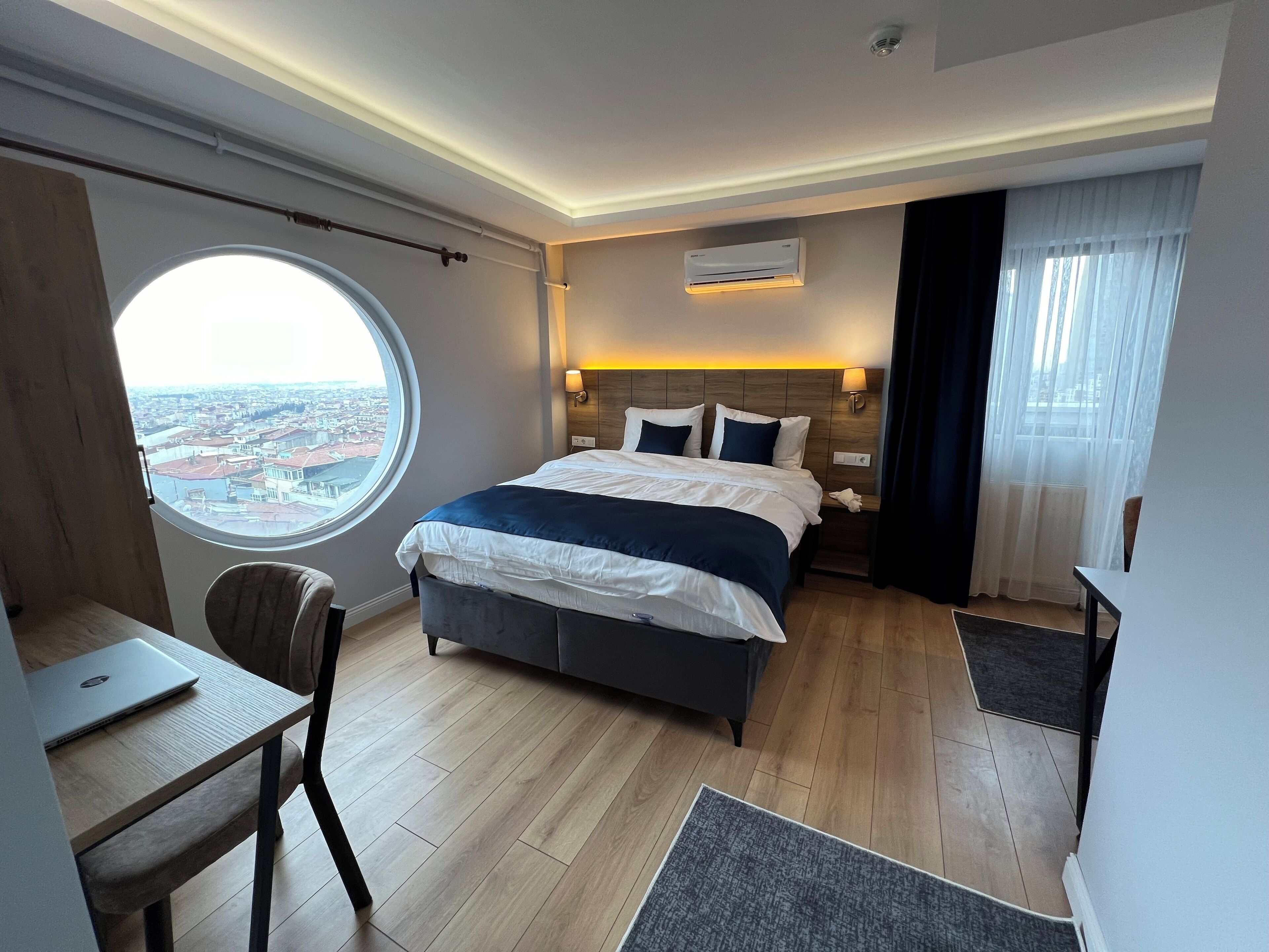 1 Schlafzimmer, hochwertige Bettwaren, Daunenbettdecken, Schreibtisch