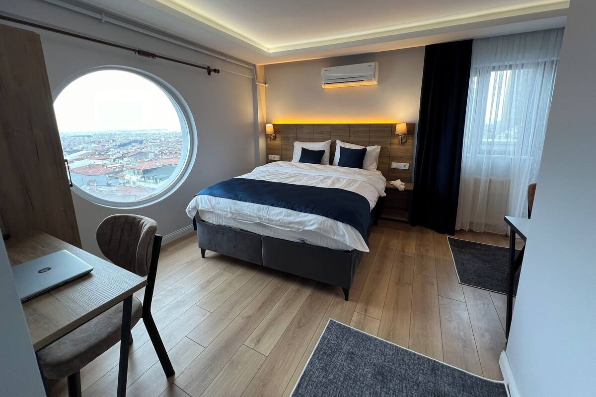 1 Schlafzimmer, hochwertige Bettwaren, Daunenbettdecken, Schreibtisch