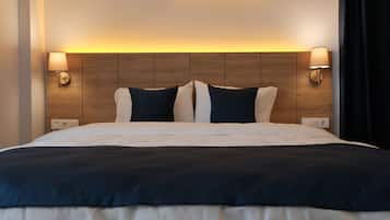 1 Schlafzimmer, hochwertige Bettwaren, Daunenbettdecken, Schreibtisch