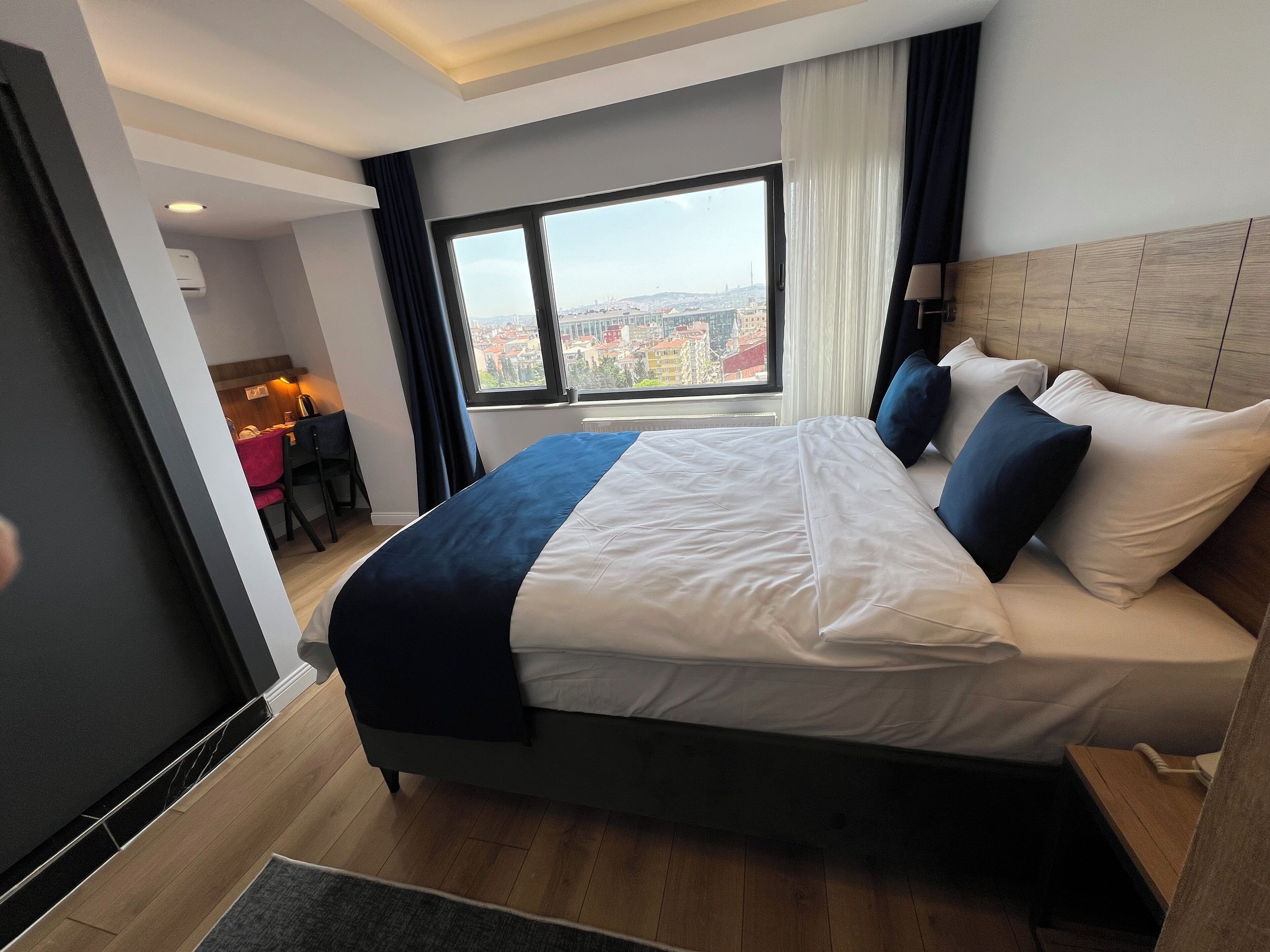 1 Schlafzimmer, hochwertige Bettwaren, Daunenbettdecken, Schreibtisch