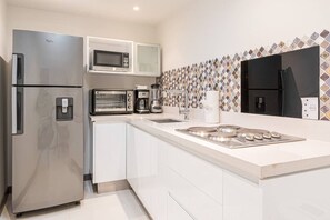 Fridge, microwave, oven, stovetop - Studio across the street from beach, top location (Playa Langosta)