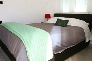 2 bedrooms, iron/ironing board, WiFi, bed sheets - Central Old Town Stay - Bright & Fully Equipped (Patras)