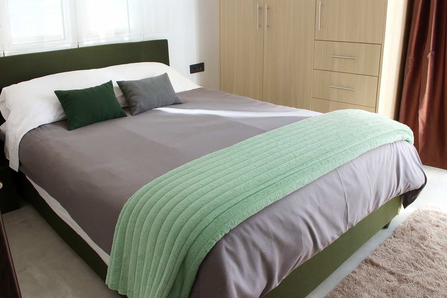 2 Schlafzimmer, Schreibtisch, Bügeleisen/Bügelbrett, Reisekinderbett