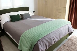 2 soverom, skrivebord, strykejern/-brett og reiseseng for barn