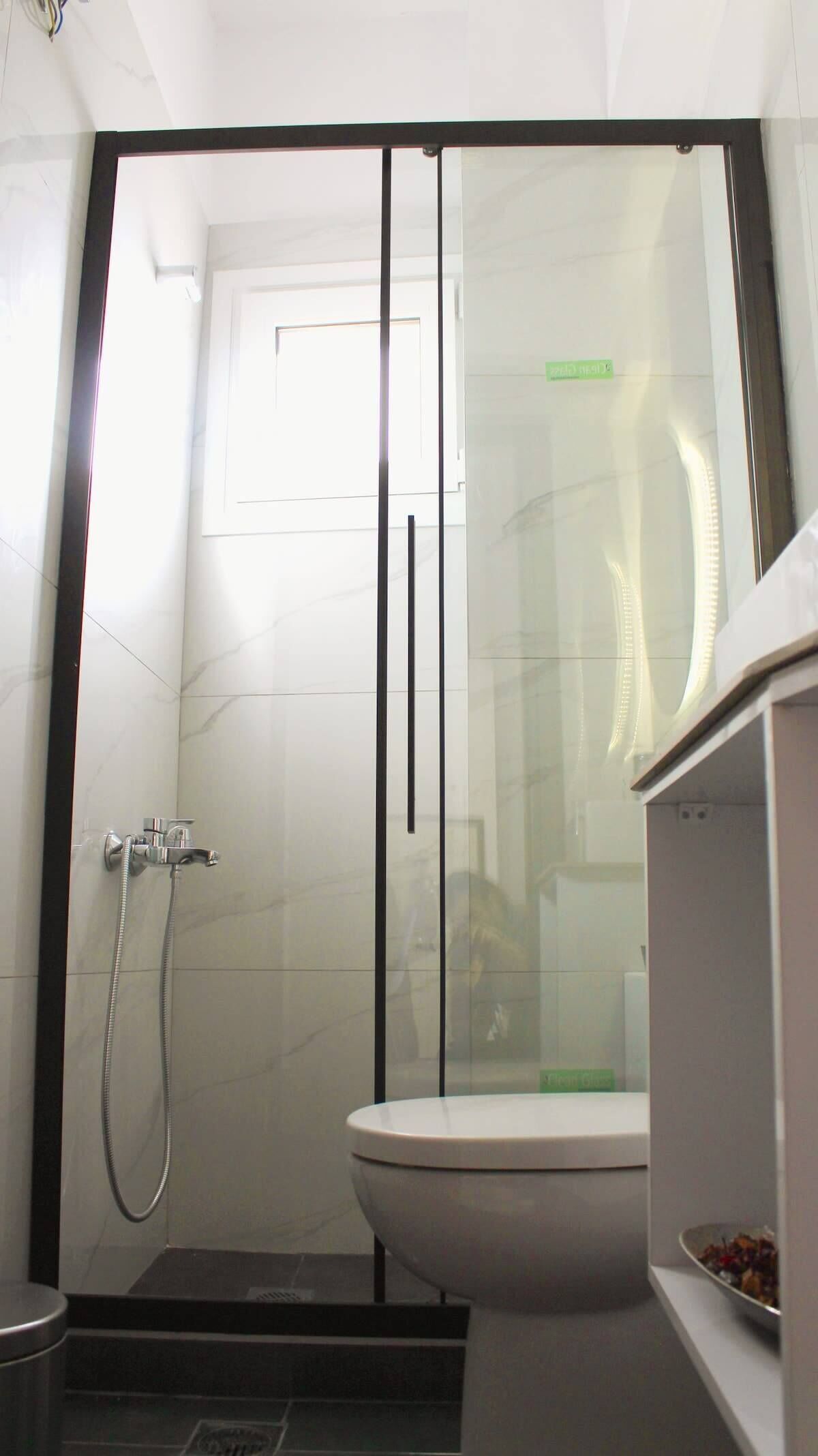Een douche, een haardroger, handdoeken