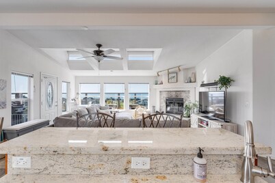 Bodega Bay Oasis  - Wine Tastings Included