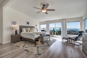 3 habitaciones, escritorio y tabla de planchar con plancha 