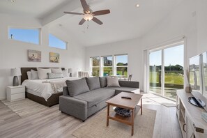 3 slaapkamers, een bureau, een strijkplank/strijkijzer, reisbedje