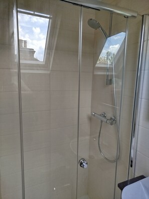 Shower, hair dryer, towels, soap - Beautiful 3 bed, 2 bath cottage with off road parking and storage. (Ascot)