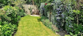 Beautiful 3 bed, 2 bath cottage in Ascot with off road parking. Great location!