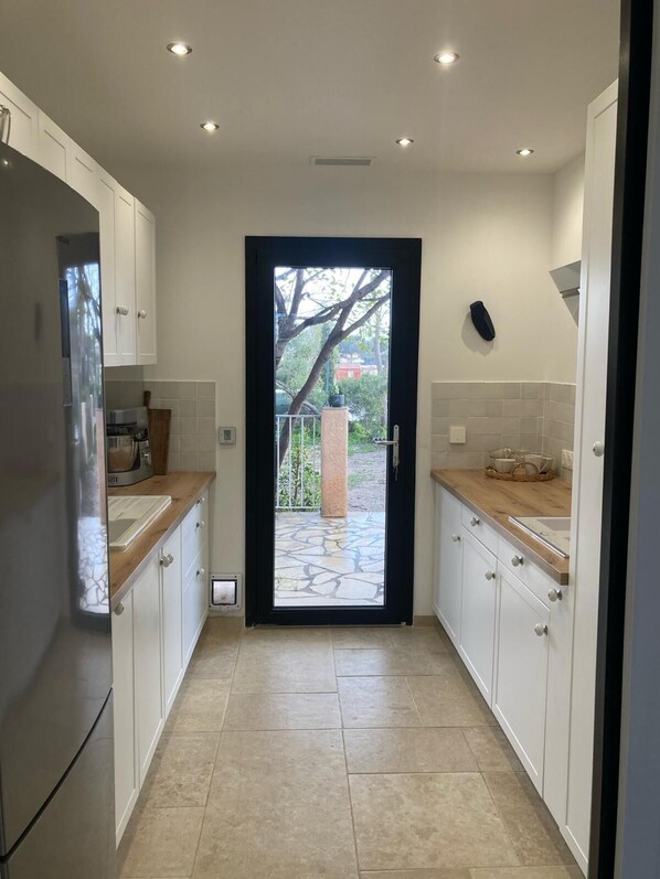 Private kitchen - Maison au Brusc à 300m de la Plage Avec Jardin (Six-Fours-les-Plages)
